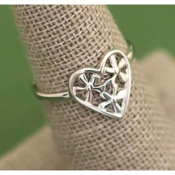 Vintage Victorian Silver Tone Heart Ring Size 6 by Avon K8 - Picture 2 of 3